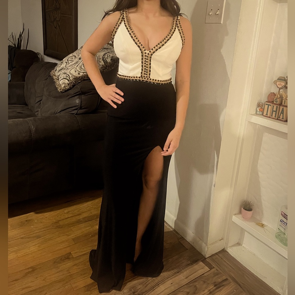 MAC DUGGAL 
beautiful basically new prom dress
very comfortable
size 4